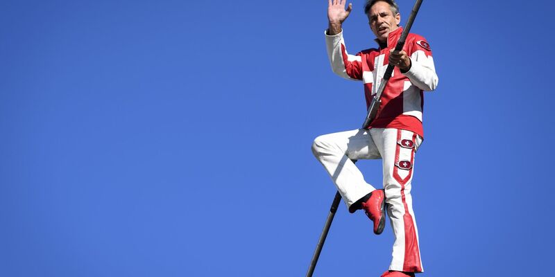 Freddy Nock balanciert auf dem Seil einer Seilbahn. - Foto: Laurent Gillieron/KEYSTONE/dpa