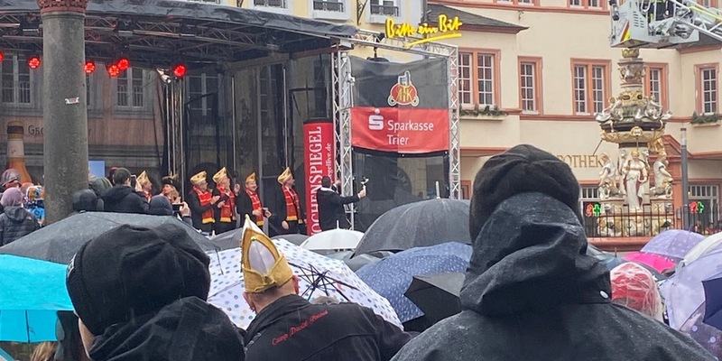 POL-PPTR: 1.000 Fastnachter trotzen dem Regen und feiern friedlich auf dem Hauptmarkt - Foto: presseportal.de
