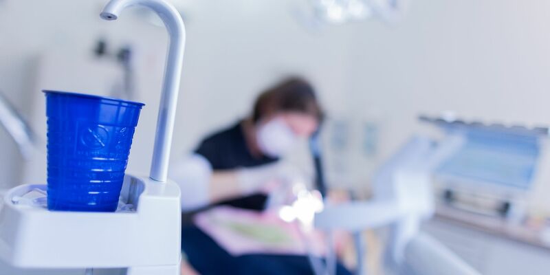 Trotz Alternativen werden in der EU jährlich immer noch rund 40 Tonnen Quecksilber für Zahnamalgam verwendet (Symbolbild). - Foto: Rolf Vennenbernd/dpa