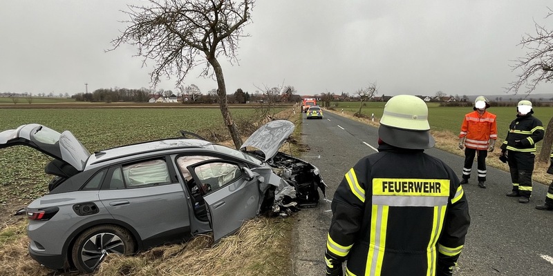 POL-HI: PKW gegen Baum - Hoher Sachschaden und eine Verletzte - - Foto: presseportal.de