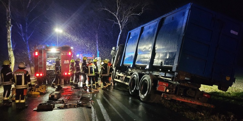 FW-ROW: Verunglückter Fahrer im LKW eingeklemmt - Foto: presseportal.de