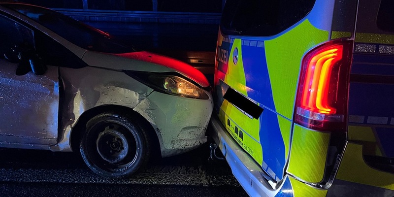 POL-GM: Nach Unfall geflüchtet - Unfallfahrer kollidiert auf der Autobahn mit Streifenwagen - Foto: presseportal.de