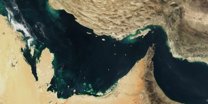 Europäische Kriegsschiffe sollen auch in der Straße von Hormus sowie im Persischen Golf und im Golf von Oman zur Begleitung von Handelsschiffen eingesetzt werden können. - Foto: -/The Visible Earth/NASA/dpa