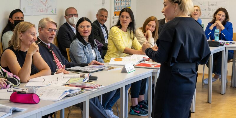 Hans-Eckhard Sommer (2.v.l.), Präsident des Bundesamts für Migration und Flüchtlinge, nimmt an einem Deutschkurs teil. Bei einem allgemeinen Integrationskurs gibt es sechs Sprachkursabschnitte und einen Orientierungsteil. - Foto: Peter Kneffel/dpa