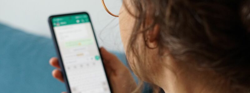 Küsschen-Smiley oder nur Schwarz auf Weiß? Die Entscheidung für oder gegen Emojis kann in der Kommunikation einen Unterschied machen.  - Foto: Weronika Peneshko/dpa