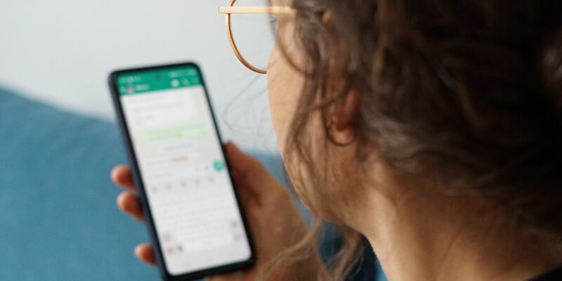 Der Messenger WhatsApp wird von Unternehmen vermehrt bei der Mitarbeitersuche und für Bewerbungen genutzt. - Foto: Weronika Peneshko/dpa