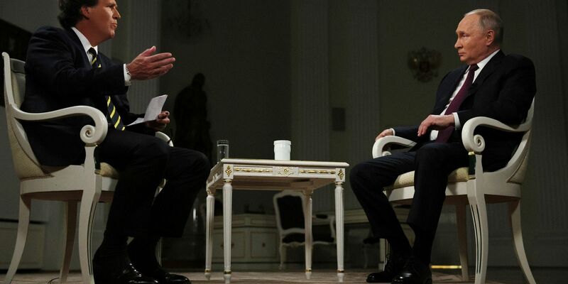 Das 127 Minuten lange Interview mit Wladimir Putin (r) erschien auf Tucker Carlsons (l) Website und der Plattform X, vormals Twitter. - Foto: Gavriil Grigorov/Pool Sputnik Kremlin/AP/dpa