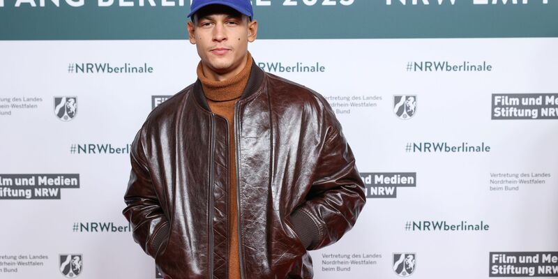 Schauspieler Emilio Sakraya hatte geheim gehalten, dass er einen Sohn hat (Archivbild). - Foto: Jörg Carstensen/dpa