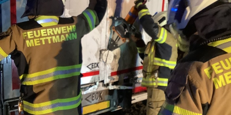 FW Mettmann: Schwerer LKW-Unfall auf der BAB 3 / Drei Personen verletzt - Foto: presseportal.de