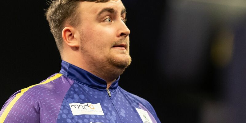 Luke Littler ist nach dem Finale enttäuscht. - Foto: Andreas Gora/dpa