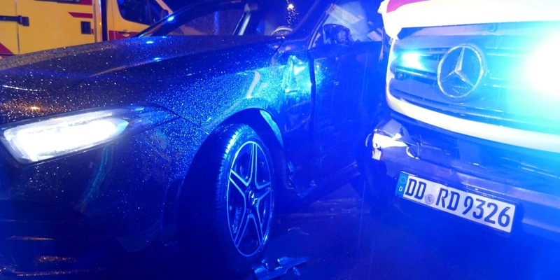 FW Dresden: PKW kollidiert mit RTW auf Einsatzfahrt - Foto: presseportal.de