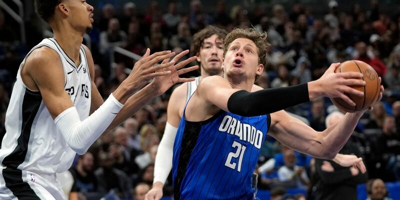 Orlandos Center Moritz Wagner (21) zieht gegen Spurs Center Victor Wembanyama (l) zum Korb. - Foto: John Raoux/AP