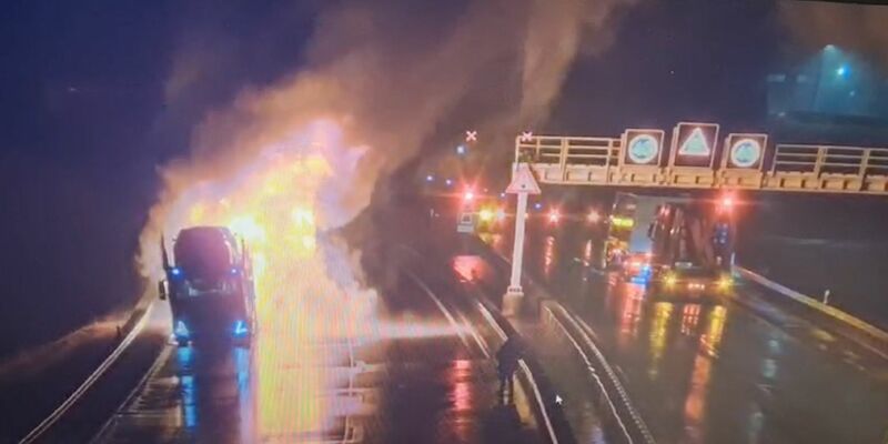 Der brennende Lastwagen auf der A71 hinter dem Rennsteigtunnel. - Foto: Polizei Thüringen/dpa