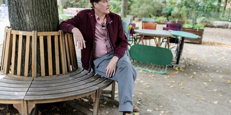 Frank Spilker blickt auf mehr als 30 Jahre Bandgeschichte zurück. - Foto: Markus Scholz/dpa