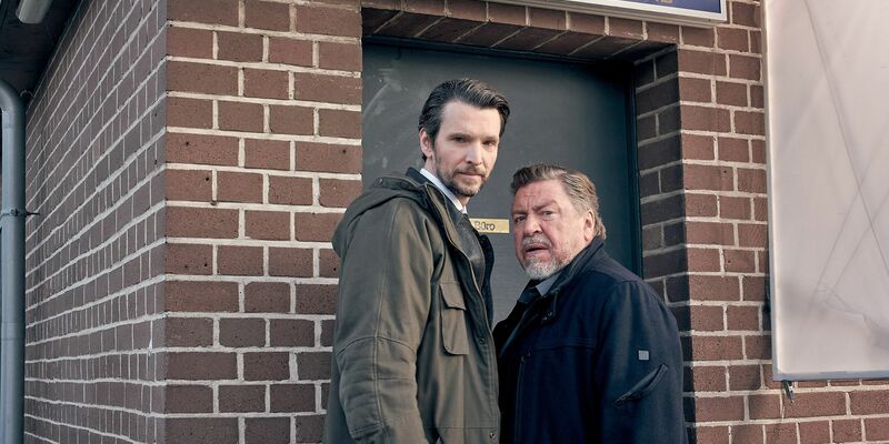Hauptkommissar Fredo Schulz (Armin Rohde, r) mit seinem Kollegen Radu Lupescu (Sabin Tambrea) - Foto: Nik Konietzny/Arte/dpa