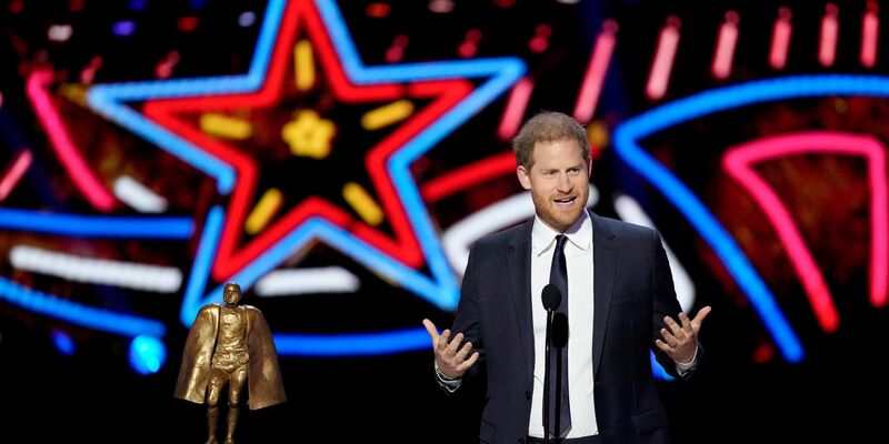 Der britische Prinz Harry bei der Preisverleihung in Las Vegas. - Foto: David J. Phillip/AP/dpa