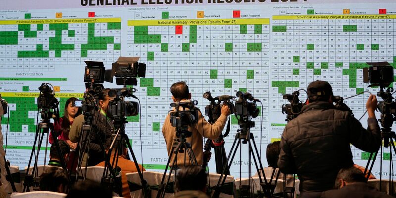 Ein Plakat mit dem Bild des inhaftierten Ex-Premiers Imran Khan in Islamabad. Pakistans Wahlen waren überschattet von Internetsperren und Manipulationsvorwürfen. - Foto: Anjum Naveed/AP/dpa