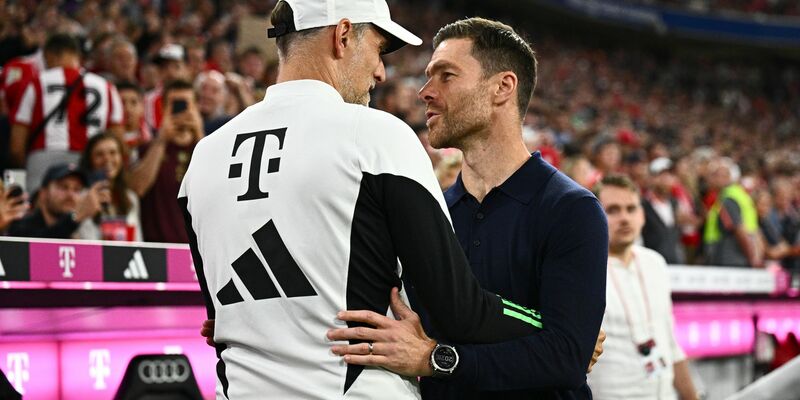 Bayerns Trainer Thomas Tuchel (l) und Leverkusens Trainer Xabi Alonso begrüßen sich vor einem Spiel. - Foto: Tom Weller/dpa