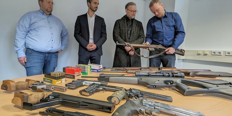 POL-MR: Kreis und Polizei stellen Waffen in Reichsbürger-Szene sicher - Behörde zieht Waffenbesitzkarten ein / 13 Schusswaffen und rund 2.500 Schuss Munition sichergestellt - Foto: presseportal.de