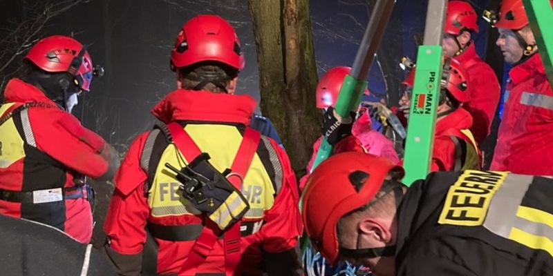 FW Minden: Feuerwehr und Polizei untersuchen unbekannte Gegenstände - Einsatz der Höhenrettungsgruppe Espelkamp - Foto: presseportal.de