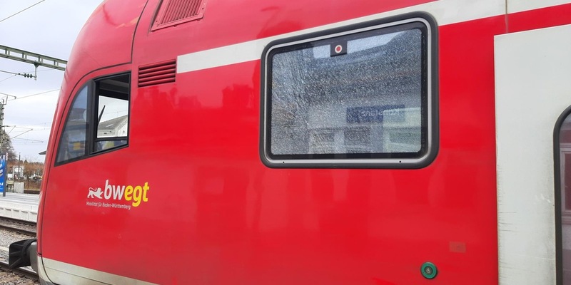 BPOLI-KN: Zeugen gesucht: Unbekannter bewirft Regionalexpress - Foto: presseportal.de