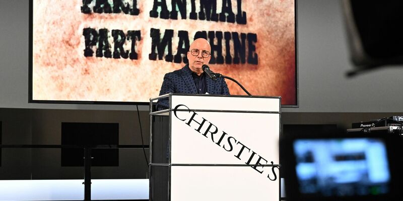 Kurator Bernhart Schwenk in der Pinakothek der Moderne in München bei der Eröffnung der Ausstellung «Flatz. Something Wrong with Physical Sculpture». - Foto: Felix Hörhager/dpa