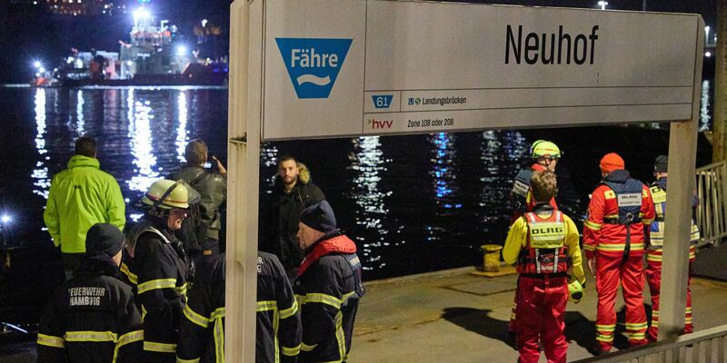 Feuerwehrleute am Anleger Neuhof. In der Hamburger Elbe suchten Taucher in der Nähe der Köhlbrandbrücke nach einem vermissten Menschen. - Foto: Georg Wendt/dpa