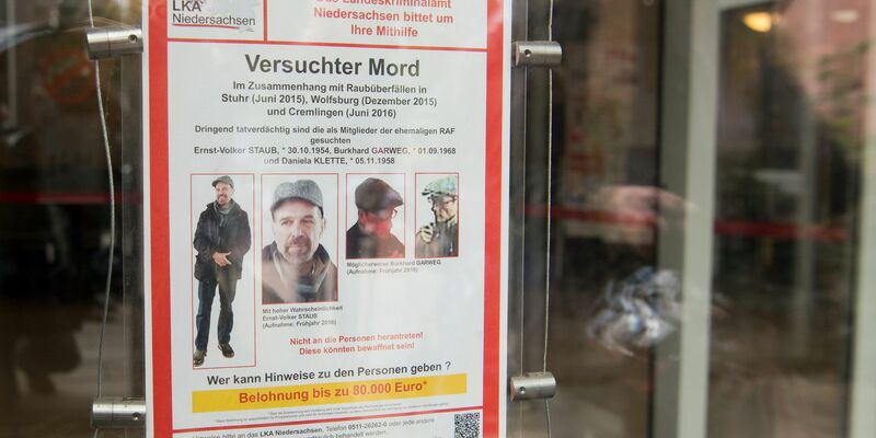 Das LKA Niedersachsen sucht mit einem Fahndungsplakat nach zwei ehemaligen Mitgliedern der Rote-Armee-Fraktion. - Foto: Julian Stratenschulte/dpa