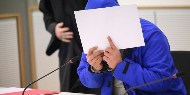 Der Angeklagte beim Prozessauftakt im Gerichtssaal im Landgericht Braunschweig. - Foto: Julian Stratenschulte/dpa