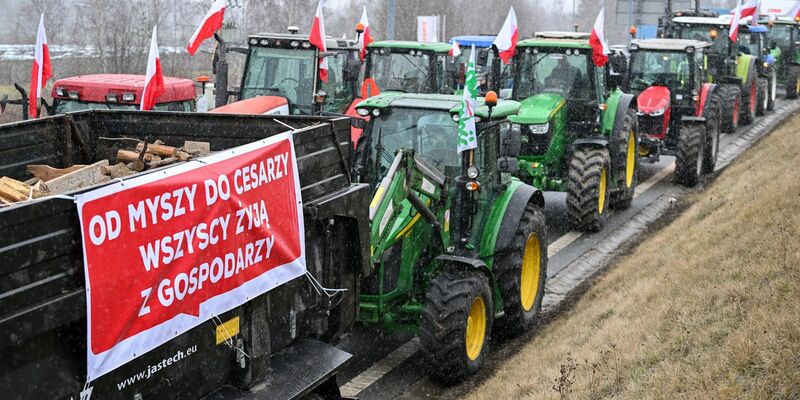Polnische Landwirte haben landesweit gegen den Europäischen Green Deal und den Zustrom von Waren aus der Ukraine protestiert. - Foto: Przemyslaw Piatkowski/PAP/dpa