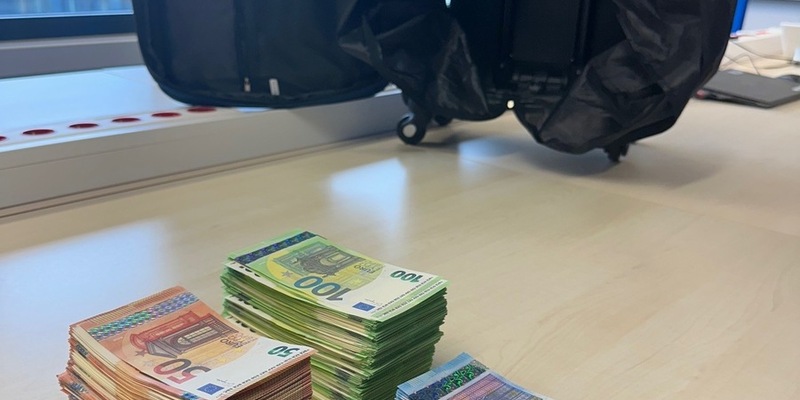 POL-K: 240209-3-K Knapp 100.000 Euro Falschgeld in Koffer versteckt - Foto: presseportal.de
