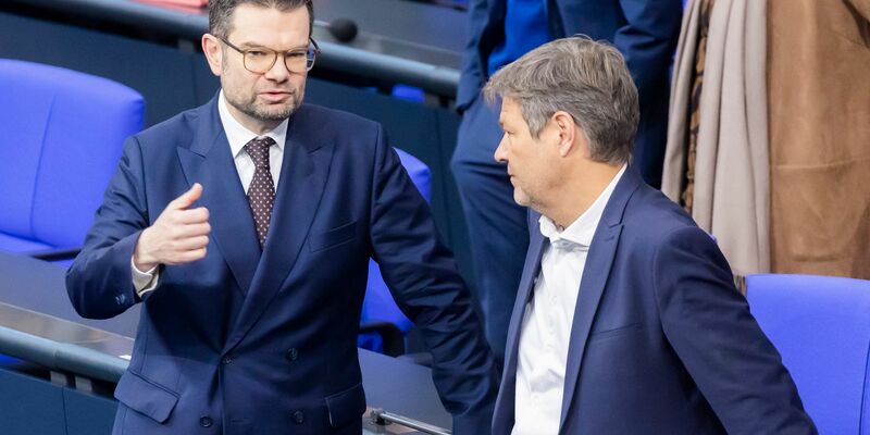 Die Bürokratie soll abgebaut werden: Marco Buschmann macht Druck bei Robert Habeck. - Foto: Christoph Soeder/dpa