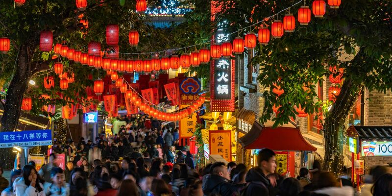 Zum Neujahrsfest sind die Straßen in den chinesischen Städten und Dörfern festlich geschmückt. - Foto: -/CHINATOPIX/AP/dpa