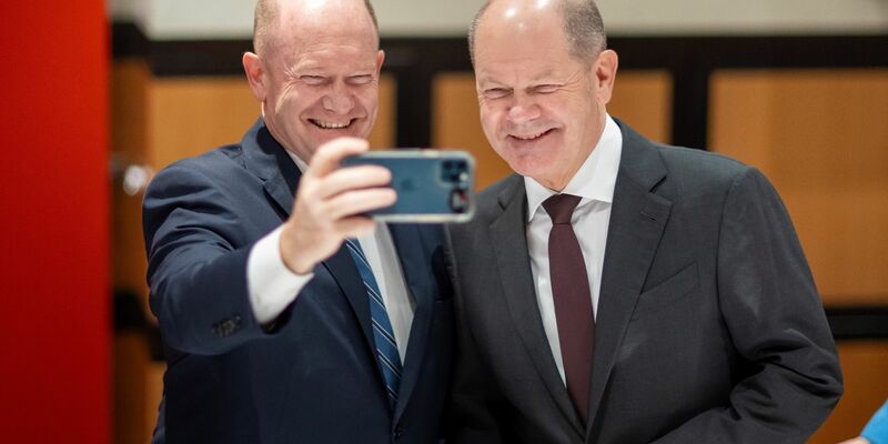 Mit einem herzhaften Lachen: Olaf Scholz (r) und Chris Coons machen ein Selfie. - Foto: -/Bundesregierung/dpa