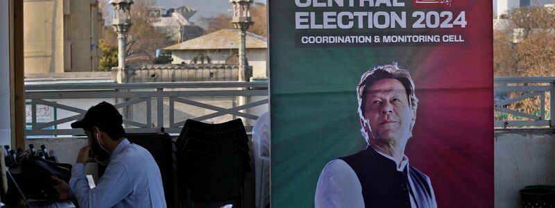 Der inhaftierte Ex-Premier Imran Khan mit dessen Oppositionspartei PTI liegt bei der Parlamentswahl in Pakistan bisher vorne. Die Auszählung der Stimmen läuft noch. - Foto: Anjum Naveed/AP/dpa