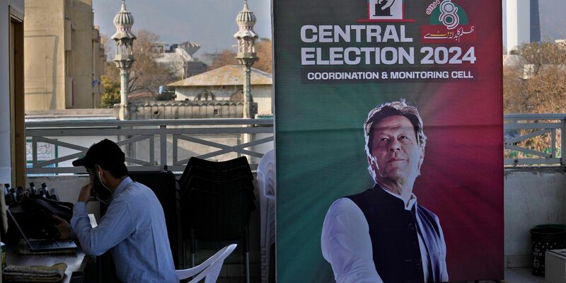 Der inhaftierte Ex-Premier Imran Khan mit dessen Oppositionspartei PTI liegt bei der Parlamentswahl in Pakistan bisher vorne. Die Auszählung der Stimmen läuft noch. - Foto: Anjum Naveed/AP/dpa