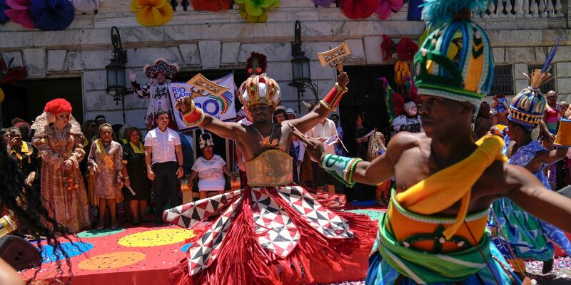 In Rio de Janeiro sorgen dutzende Karnevalsgruppen für gute Stimmung in der Stadt. - Foto: Silvia Izquierdo/AP/dpa