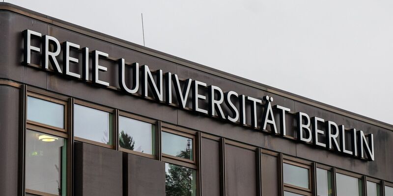 Nach einer Attacke auf einen jüdischen Studenten der Freien Universität Berlin hat eine Initiative einen stillen Protest organisiert, um auf Ängste jüdischer Studierender hinzuweisen. - Foto: Monika Skolimowska/dpa