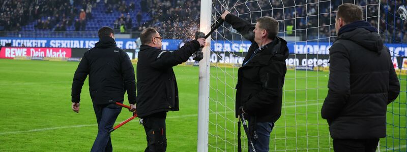 HSV-Fans hatten Schlösser als Protest an den Torpfosten befestigt. - Foto: Christian Charisius/dpa