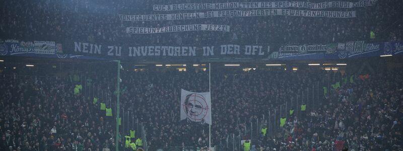 Banner der Fans von Hannover 96 sorgten für eine Spielunterbrechung in Hamburg. - Foto: Christian Charisius/dpa