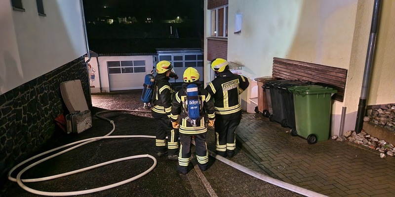 FW VG Westerburg: Feuer in Kellerraum - Elf Personen können Mehrfamilienhaus unverletzt verlassen - Foto: presseportal.de