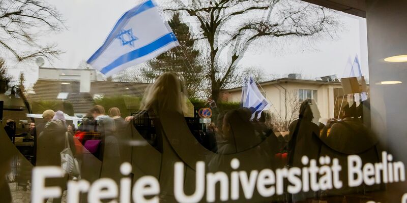 Nach dem Angriff auf einen jüdischen Studenten hat die Freie Universität Berlin Konsequenzen gezogen. Die Universität erlasse gegen den Tatverdächtigen ein Hausverbot zum Schutz der Hochschul-Mitglieder auf dem Campus, teilte die Uni mit. - Foto: Christoph Soeder/dpa
