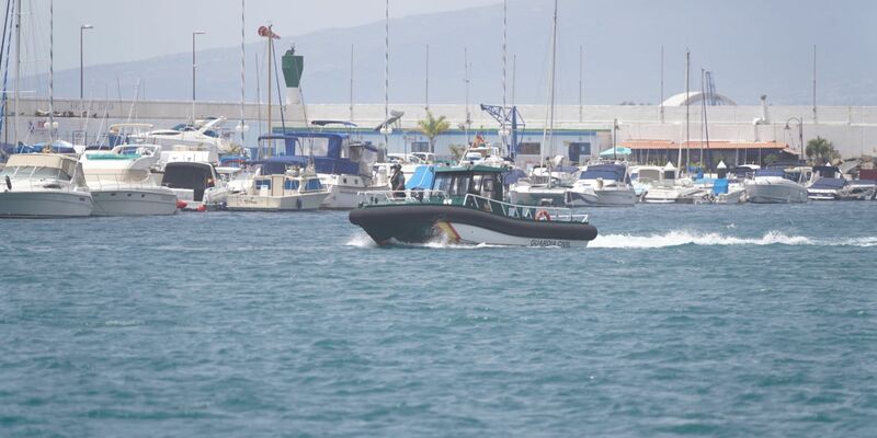 Beamte der spanischen Guardia Civil sind im Hafen von Barbate getötet worden. Das Entsetzen ist groß (Archivbild). - Foto: -/Europa Press/dpa
