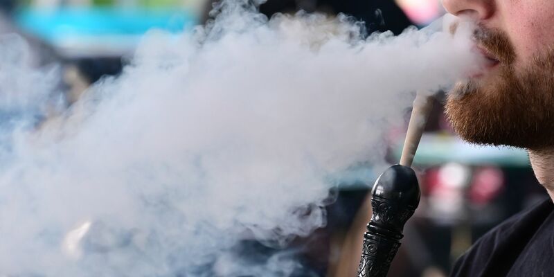 Ein Blick auf die Steuerstatistik bestätigt den schlechten Zustand der Shisha-Branche. Laut Statistischem Bundesamt wurden 2023 Steuerzeichen für 727 Tonnen Wasserpfeifentabak ausgegeben und damit deutlich weniger als 2022. - Foto: Bernd Weißbrod/dpa