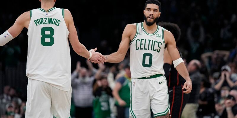 Boston Celtics-Forward Jayson Tatum (0) und Kristaps Porzingis (8) waren beim Heimsieg gegen die Washington Wizards überragend (Archivbild). - Foto: Charles Krupa/AP/dpa