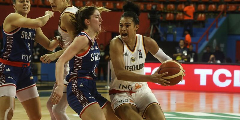 Deutschlands Satou Sabally (r)zieht zum gegnerischen Korb. - Foto: Marx Vasconcelos/dpa