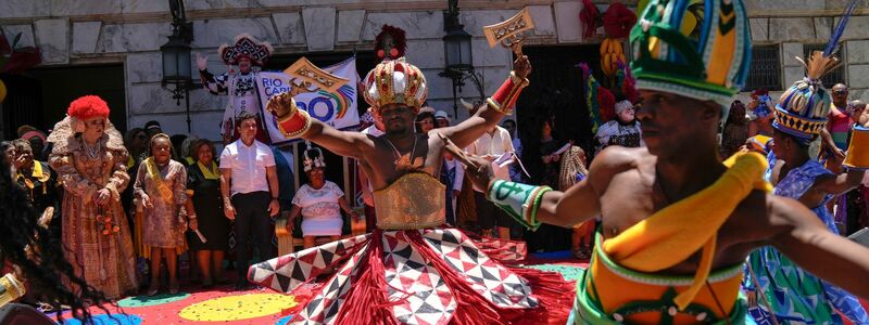 Tänzerinnen und Tänzer tanzen vor einer Zeremonie, die den offiziellen Beginn des Karnevals in Rio de Janeiro markiert. - Foto: Silvia Izquierdo/AP/dpa