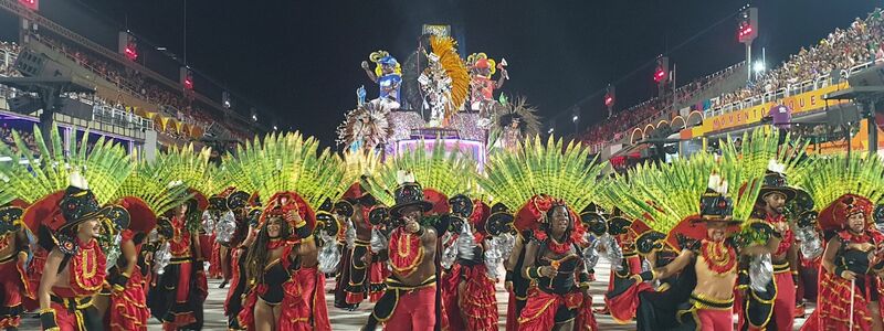 Gruppen treten beim Karneval in Rio im Sambadrom auf. - Foto: Philipp Znidar/dpa