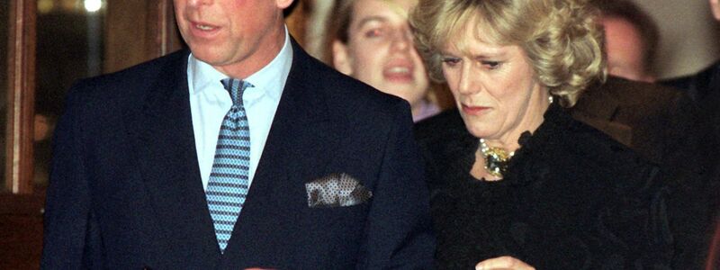 Der damalige britische Thronfolger Prinz Charles und seine langjährige Freundin Camilla Parker Bowles im Jahr 1999. - Foto: Munns/PA/epa/dpa