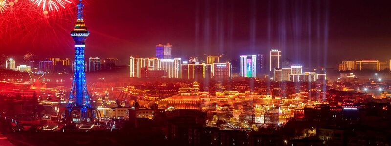Ein Feuerwerk explodiert am Nachthimmel von Kashgar im nordwestchinesischen Autonomen Gebiet Xinjiang Uygur. - Foto: Cai Zengle/XinHua/dpa